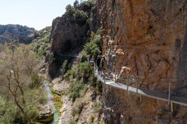 Alquezar, Aragon, İspanya 'daki Vero nehri kanyonunun içindeki kayaya asılmış patikalar..