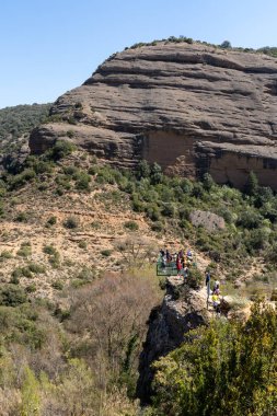 Vero nehri kanyonundaki Alquezar yaya köprülerinin sonunda asılı bir bakış açısı. İspanya, Aragon, Huesca, Alquezar.