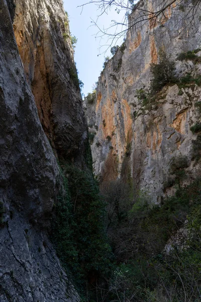 Source ravine located in Alquezar that gives access to the Vero river and the Alquezar footbridges.