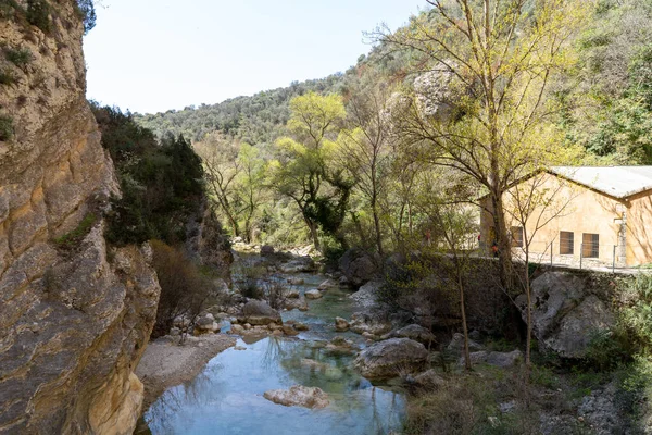 Alquezar, Aragon, İspanya 'daki Vero nehri kanyonunun içindeki kayaya asılmış patikalar..