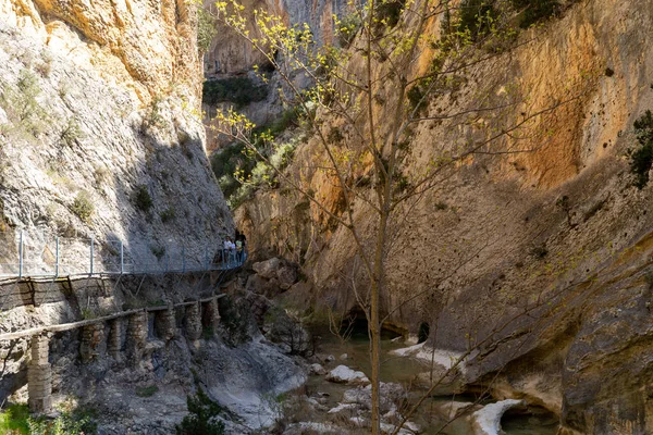 Alquezar Aragon SpainのVero川渓谷の中を走る岩に釘で打ち込まれたぶら下がり歩道 — ストック写真