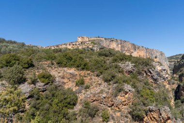 Vero Nehri üzerinde asılı yaya köprülerinin bulunduğu Alquezar kasabasının panoramik manzarası.