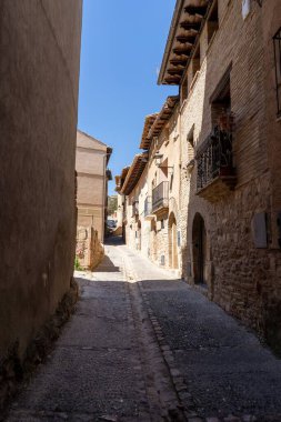 Alquezar şehrinin sokaklarının fotoğrafı, Vero nehri ve Alquezar 'ın asılmış yaya köprülerinin olduğu yer..