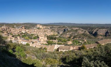 Vero Nehri üzerinde asılı yaya köprülerinin bulunduğu Alquezar kasabasının panoramik manzarası.