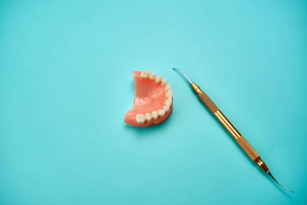 Herramienta Dental Prótesis Dentales Una Mesa Verde —  Fotos de Stock