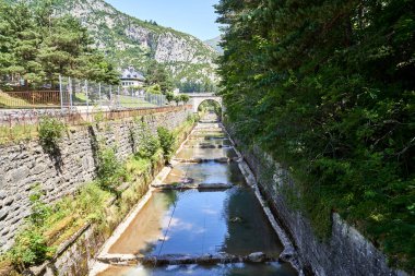 Arkasında Pireneler olan eski Canfranc istasyonundan geçen Aragon Nehri..