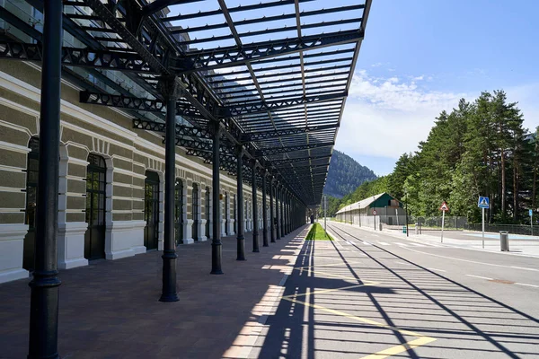 Canfranc 'ın eski tren istasyonundaki beş yıldızlı otelin verandaları..