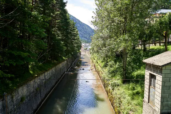 Aragon Nehri eski Canfranc istasyonundan geçerken taş bir kanal tarafından yönetiliyor..