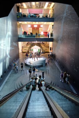 Yürüyen merdiven, Londra 'daki Doğal Tarih Müzesi' ndeki Dünya Odası 'na gidiyor. 10 Ekim 2023 Londra, İngiltere