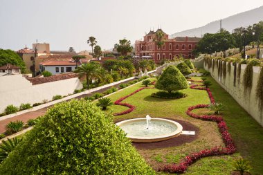 Victoria Bahçeleri, aralıklı güzel pınarlar ve bir sürü renkli çiçeklerle sersemletici bir kompozisyon ile oluşur..
