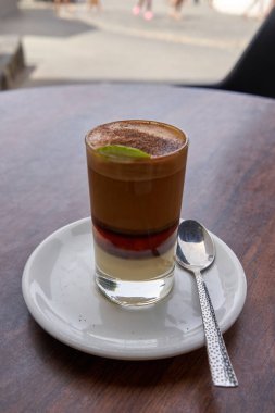 Barraquito adında bir Kanarya kahvesi bir barın terasında masanın üzerinde..