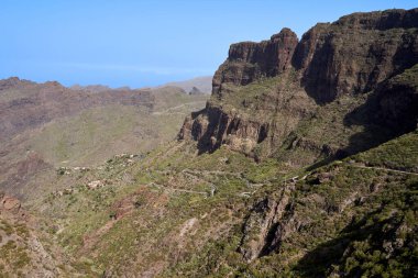 İspanya 'nın Tenerife adasındaki etkileyici bir dağ vadisinde dolambaçlı bir TF-436 yolu esiyor..