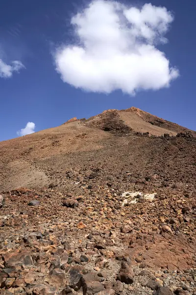 Yükseklere uzanan Tenerife 'nin görkemli Teide zirvesi