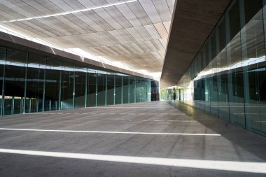 Canta Cruz de Tenerife merkez kütüphanesindeki geometrik çizgiler