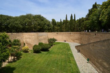 Zaragoza, Aragon, İspanya 'daki Aljaferia sarayının bahçeleri, 06-06-2024