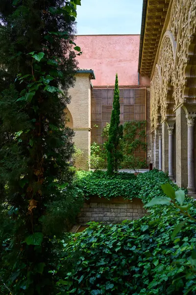 Zaragoza, Aragon, İspanya 'daki Aljaferia Sarayı' nın iç bahçesi, 06-06-2024