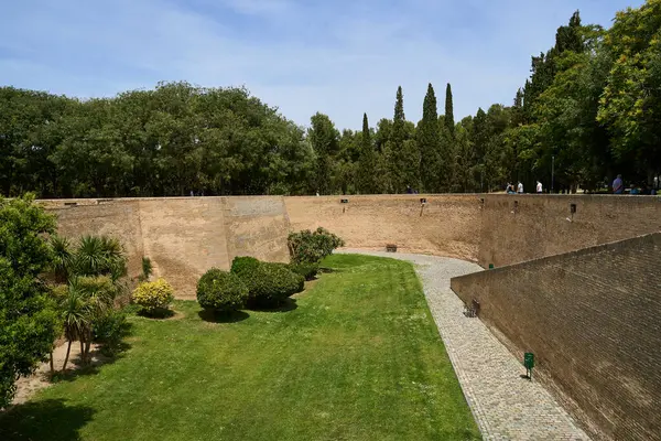 Zaragoza, Aragon, İspanya 'daki Aljaferia sarayının bahçeleri, 06-06-2024