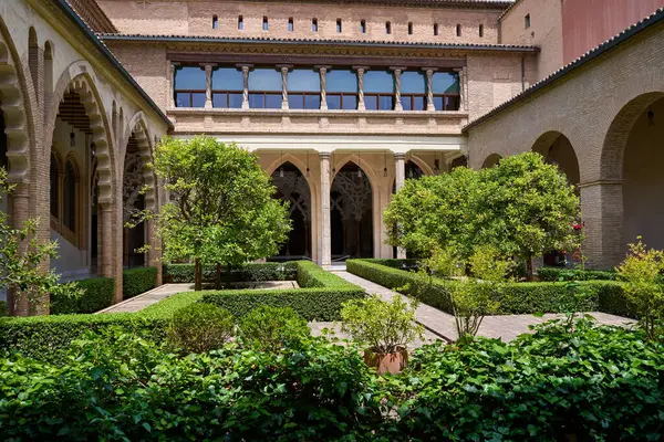 Zaragoza, İspanya 'daki Aljaferia Sarayı' ndaki Santa Isabel avlusunun manzarası, 06-06-2024