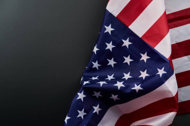 Elektrik mavisi ve Carmine gibi elementlerin yer aldığı koyu bir fon üzerine kurulmuş Amerikan bayrağının ayrıntılı bir görüntüsü. İlgili anahtar kelimeler arasında Bayrak Günü, Anma Günü ve vatanseverlik olayları yer alıyor.
