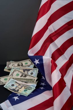 ABD 'de Bayrak Günü gibi olaylarda tasarruf ve vatanseverliği simgeleyen bir Amerikan bayrağına bağlı banknotlar yığını bulunuyor.