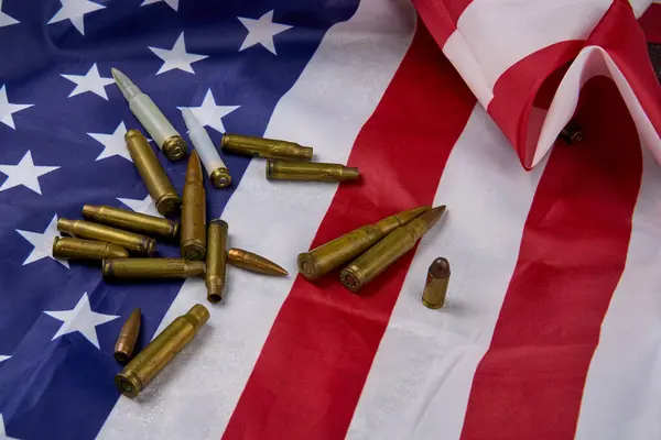 ABD 'de sayısız kitle çatışması mağduru, ABD bayrağının tepesinde farklı mühimmat türleri.