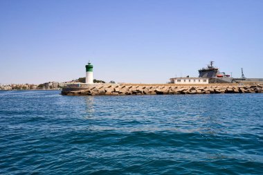 Kartagena limanının yanındaki deniz feneri..