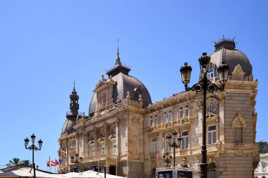 Mavi gökyüzü olan bir Cartagena belediye binası..