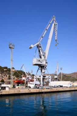Kartagena Limanı 'nda birkaç vinç ve dağ var. Murcia, İspanya