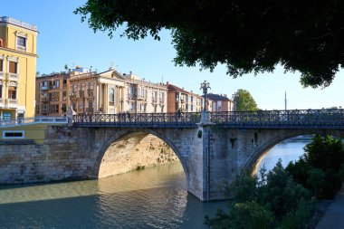 Murcia şehrinin güvenli nehri üzerinde eski bir köprü..