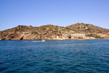 Kartagena şehrinin eski tahkimatlarıyla dağlardaki deniz feneri..