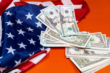Amerikan bayrağı Amerikan dolarlarının arka planında. Finansal konsept. Yüksek kalite fotoğraf