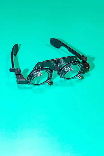 Yeşil bir masada optik optik test gözlüğü. Yüksek kalite fotoğraf
