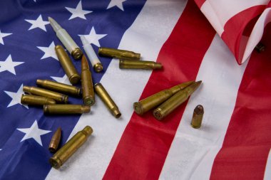 ABD bayrağının yanında farklı mühimmat türleri var..