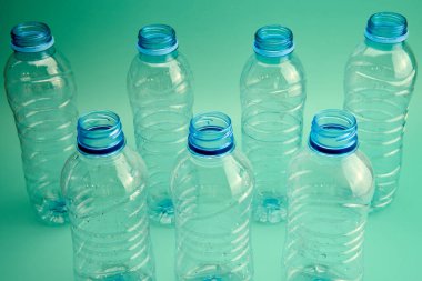 Yeşil zemin üzerinde üst manzara plastik şişe.