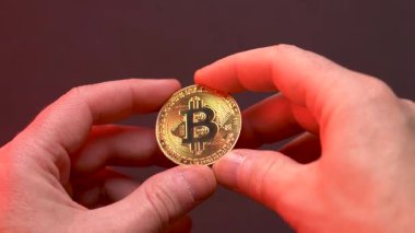 Adamın elleri bitcoin para gösteriyor. Yüksek kalite 4k görüntü