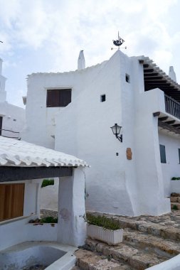 Binibeca, Menorca 'daki eşsiz mimari manzarası, beyazlatılmış binalar ve büyüleyici detaylar içeriyor. Sahne, Akdeniz cazibesinin özünü yakalıyor..