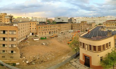 Zaragoza 'nın şehir merkezindeki kazıcılar ve binalarla birlikte polis karakolunun yakınındaki yıkımın panoramik görüntüsü. 2025-05-04 Zaragoza, İspanya