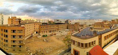 Zaragoza şehir merkezinin panoramik manzarasında çatılarda inşaat ve güneş panelleri de var. 2025-05-04 Zaragoza, İspanya