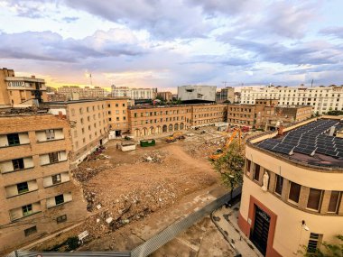 Zaragoza Şehir Merkezi 'ndeki bir inşaat alanının havadan görüntüsü alınırken, binalar yıkılıyor. 2025-05-04 Zaragoza, İspanya