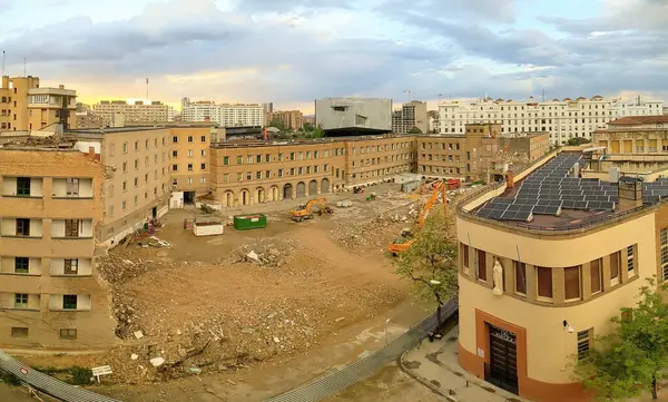Zaragoza 'nın şehir merkezindeki kazıcılar ve binalarla birlikte polis karakolunun yakınındaki yıkımın panoramik görüntüsü. 2025-05-04 Zaragoza, İspanya