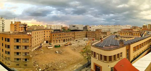 Zaragoza şehir merkezinin panoramik manzarasında çatılarda inşaat ve güneş panelleri de var. 2025-05-04 Zaragoza, İspanya