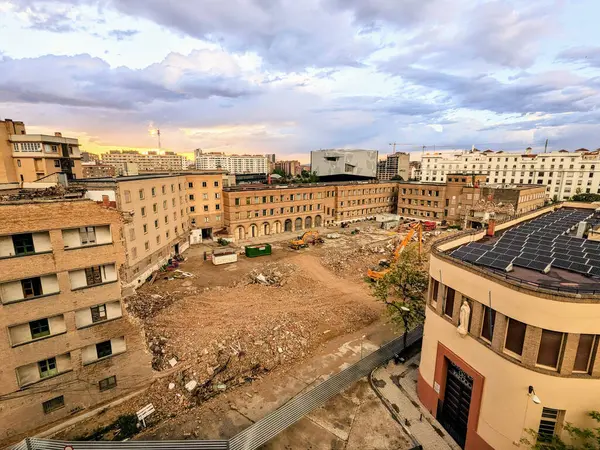 Zaragoza Şehir Merkezi 'ndeki bir inşaat alanının havadan görüntüsü alınırken, binalar yıkılıyor. 2025-05-04 Zaragoza, İspanya