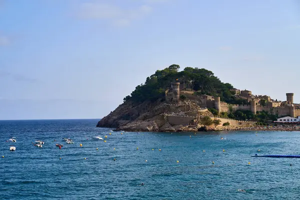 Tossa de Mar kalesinin deniz kenarındaki manzarası ve İspanya 'nın Akdeniz sahilleri.