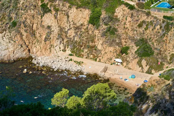 Hava aracı ultra geniş fotoğraf tropikal egzotik cennet uzak kayalık ada körfezinden derin turkuaz deniz yatlar ve Karayip egzotik varış noktasında yelkenli tekneler tarafından ziyaret edilen mavi bir lagün oluşturur.