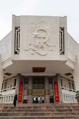 Vietnam 'daki Ho Chi Minh Müzesi ön cephesinde komünist semboller bulunan ve Vietnam tarihini gözler önüne seren önemli bir binadır..