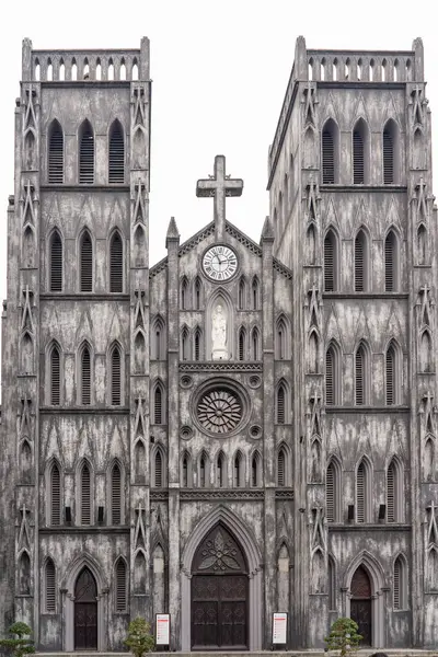 Hanoi, Vietnam 'daki Aziz Joseph Katedrali' nin çarpıcı yüzü gotik mimarisini ve karmaşık ayrıntılarını gözler önüne seriyor..