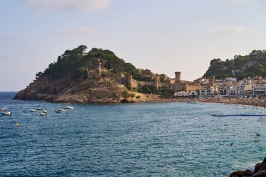 Tossa de Mar 'ın manzarası, İspanya' nın kıyı kasabası, ortaçağ şatosu ve güzel plajları var. Akdeniz önümüzde..