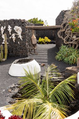 Lanzarote 'deki Cesar Manrique Vakfı' nın içinde volkanik taş duvarlar ve sanatsal elementlerin yer aldığı eşsiz bir yol..
