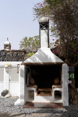 Cesar Manrique Vakfı 'nda beyaz duvarları ve kendine özgü mimarisi olan bir açık hava barbekü alanı. Bu bölge cazibeyle dolu..