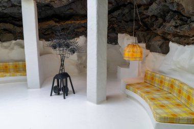 Cesar Manrique Vakfı 'nın içinde eşsiz mimari ve mobilyaları olan sanatsal bir alan var. Uzay doğal volkanik kayalara oyulmuştur..